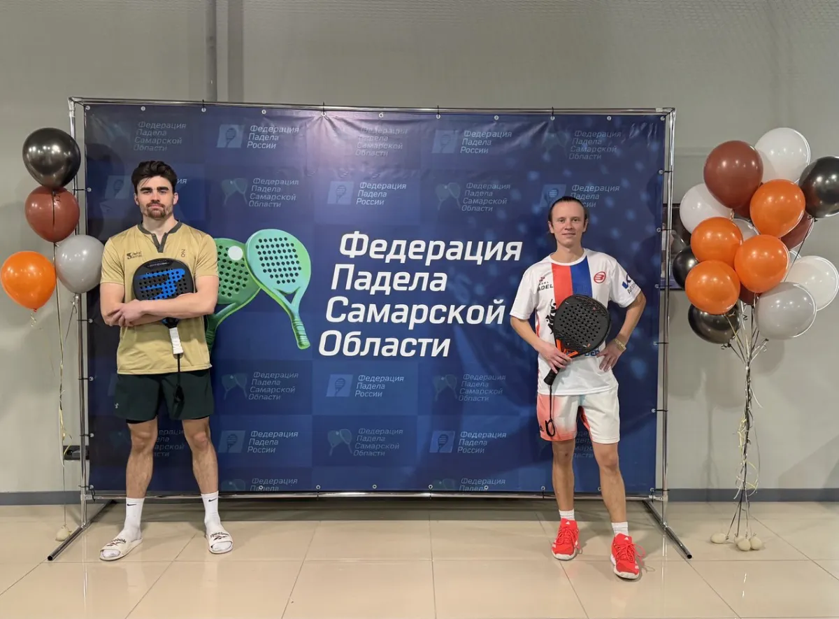 Пара у баннера федерации