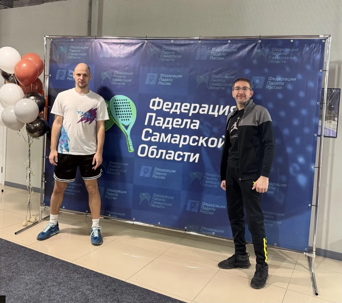 Участники у баннера